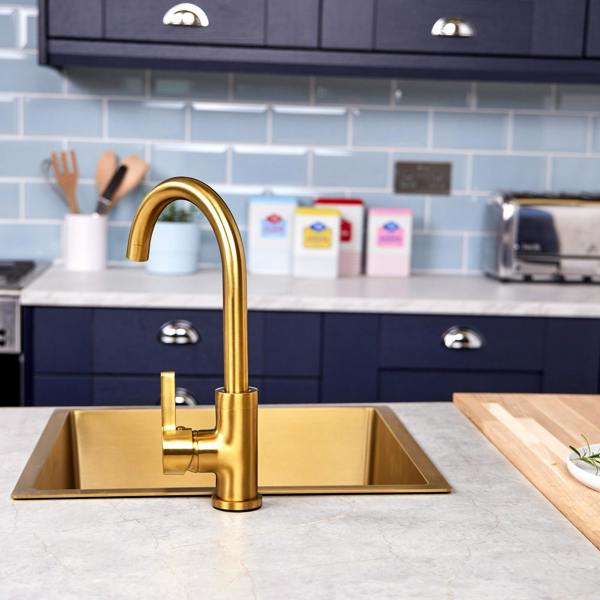 Flode Vättern | Single Lever Kitchen Sink Mixer Tap with Swivel Spout | Swan Neck Design | Gold Finish