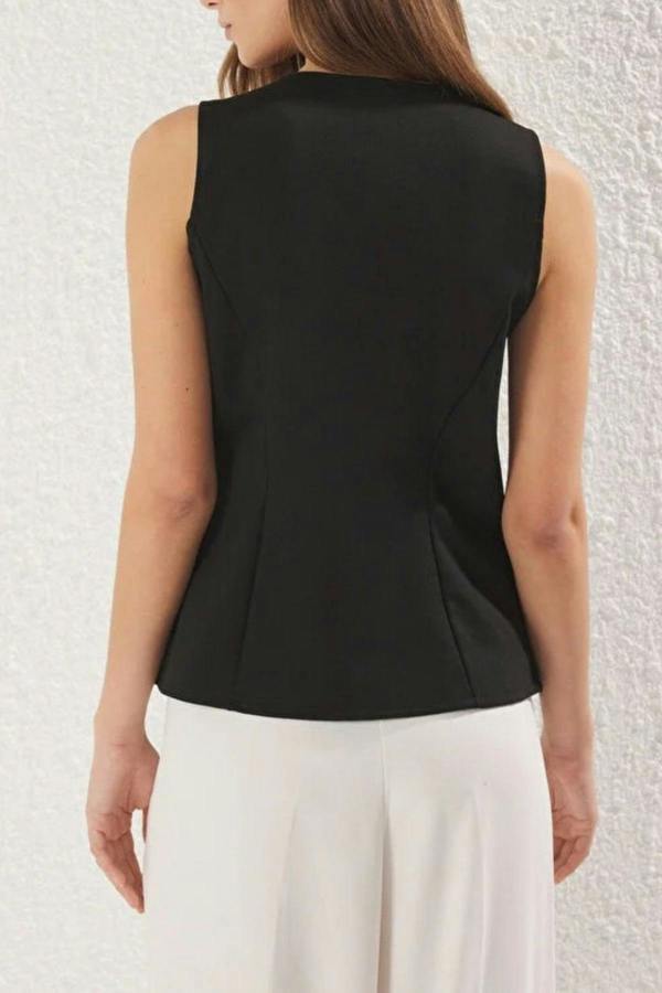 WOVCOR Buttoned Knit Vest with Fleto Pocket Detail