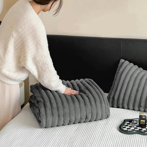 Dyzi Luxurious Faux Fur Winter throw Blanket Double-Sided Soft Cozy