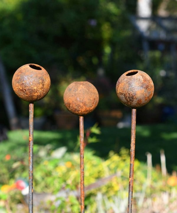 Savage Works Rusty Garden Decor | Rustic Garden Art Ball Stake | Metal Garden Ornament
