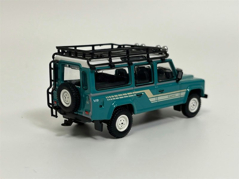 Mini GT Land Rover Defender 110 1985 County Station Wagon Green RHD 1:64 Mini GT MGT00590R