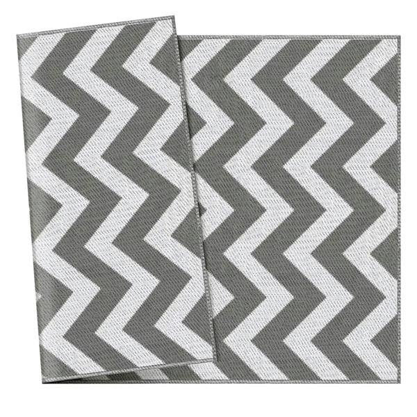Reversible outdoor rug mat, light grey and white zigzag chevron design