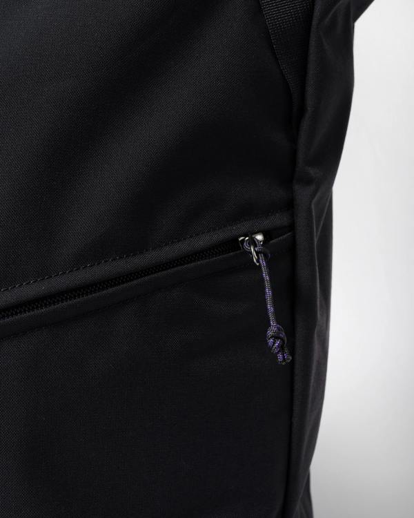 zip detail of Fjallraven Vardag 22L Unisex Totepack in Coal Black 037
