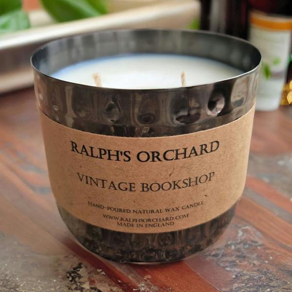 soy candle in black tin