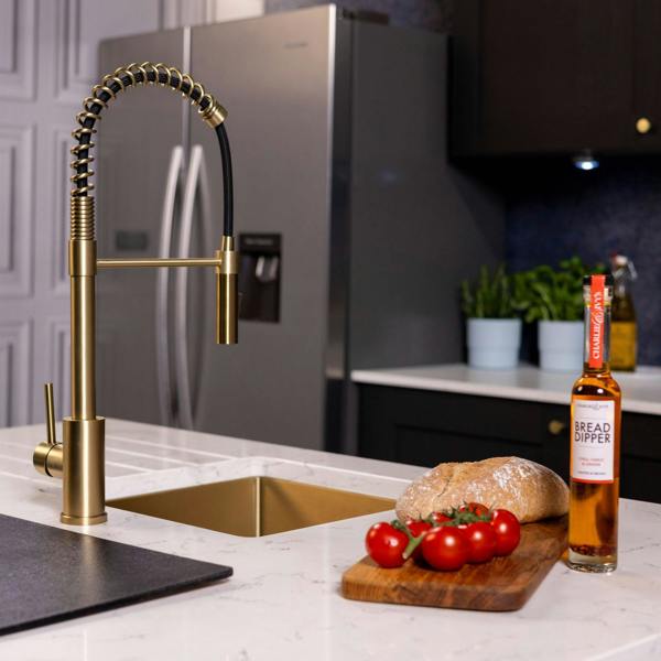 Flode Fjädra | Pull Out Kitchen Sink Mixer Tap | Spring Style Mixer Tap | Brushed Brass | Square Head