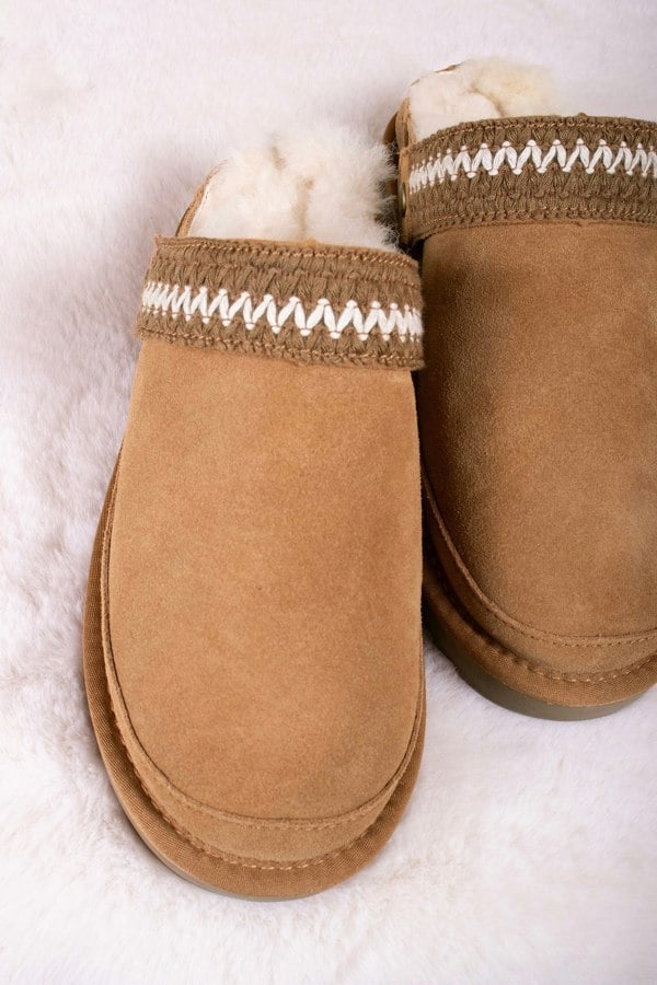 Pretty You London Women's Hallie Sheepskin Multiway Slippers in Chestnut