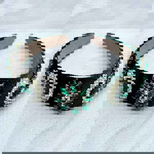 Green pearl headband, soft velvet fabric, embellished with rows of glossy pearls, padded design, elegant statement hair accessory, vintage inspired style
