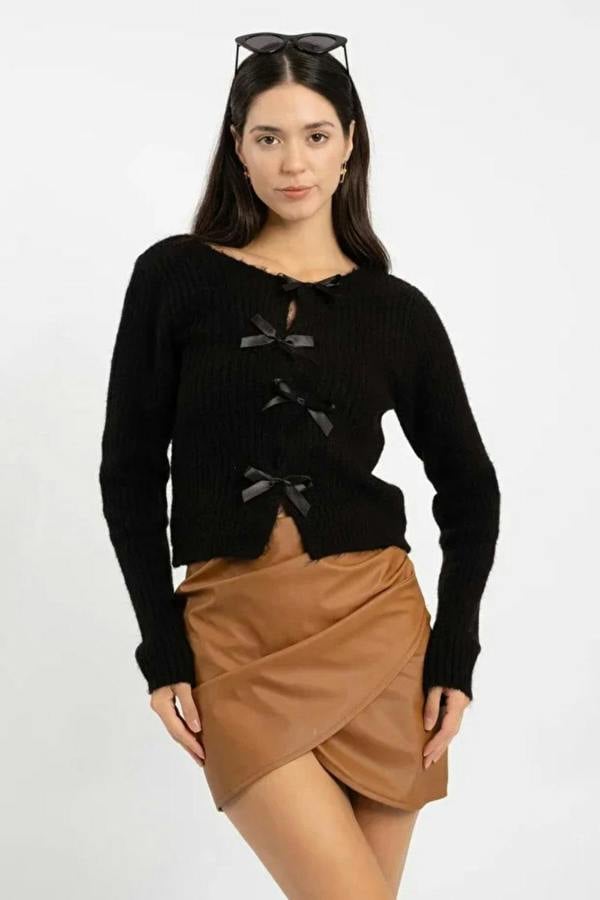Hoxton Gal Bow Slim-Fit Zigzag Knit Sweater with Bow – Black
