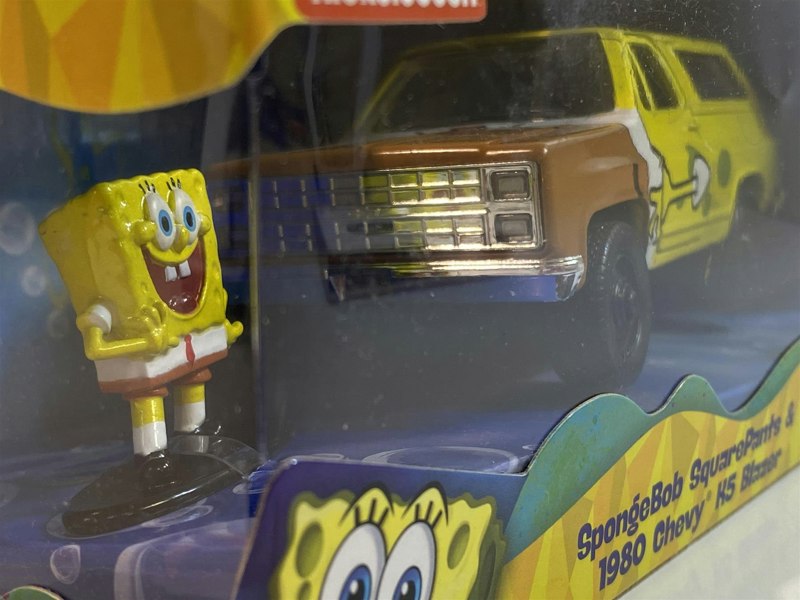 spongebob squarepants figure and 1980 chevy k5 blazer 1:32 jada 31798