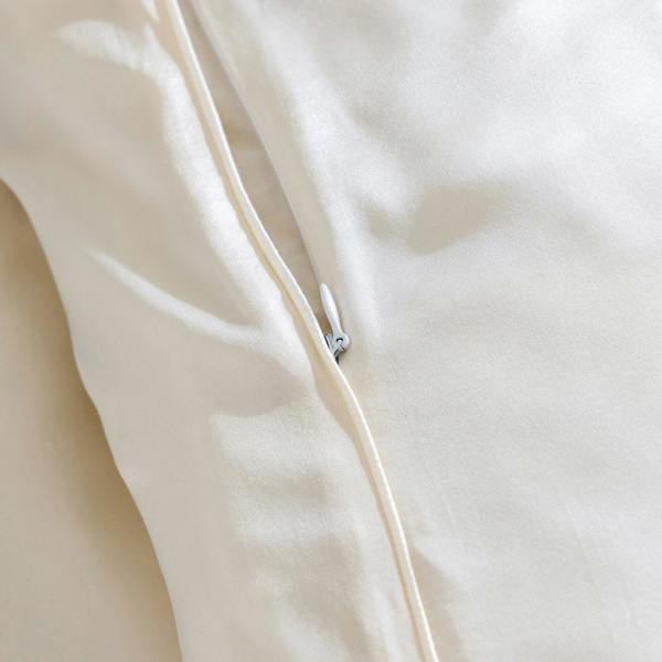 Ivory Mulberry Silk 30cm Standard Fitted Sheets close-up detail 3 | Soak and Sleep
