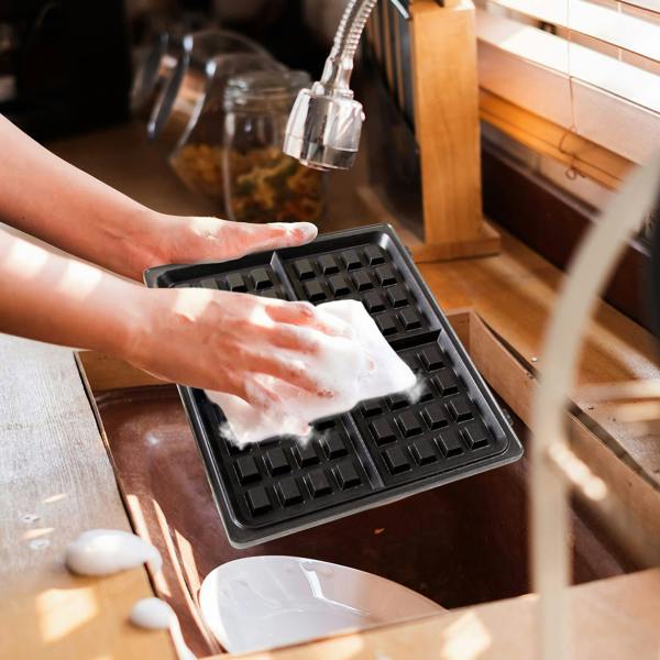 Duronic WM60 Non Stick 4 Square Belgian Waffle Maker with Removable Plates for Croffles & American Style Waffles