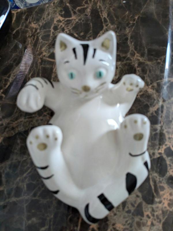 Bundled Gifts ceramic cat ornamant gift wall, free standing