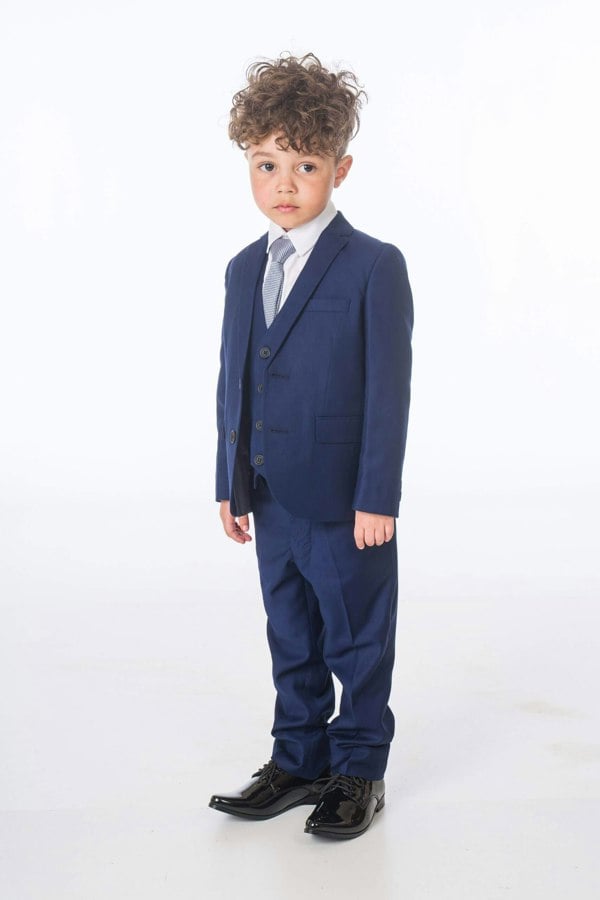 young model wearing the Oliver Suit
