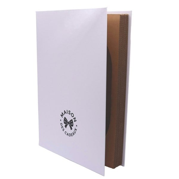 The front of the white gift box for the cheese set, showing the 'Maison des Cadeaux' logo.