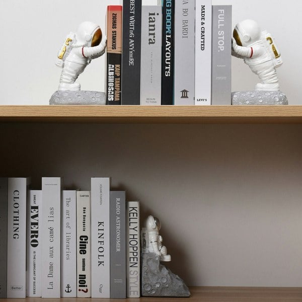 Maison des Cadeaux Pushing Astronaut Decorative Bookends