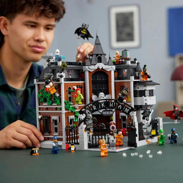 LEGO LEGO LEGO DC Arkham Asylum (76300)