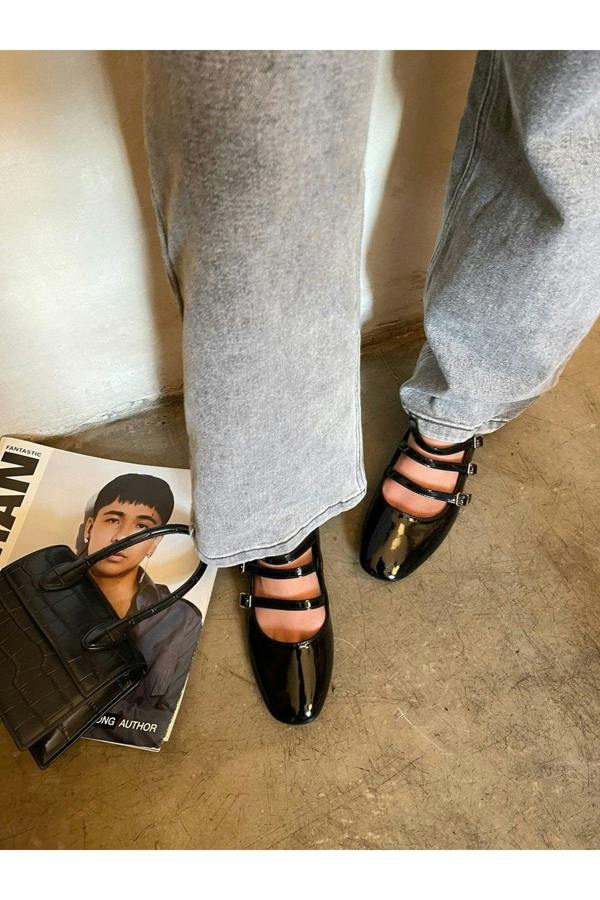 Gwen Strappy Buckle Detail Flat Shoes - Black