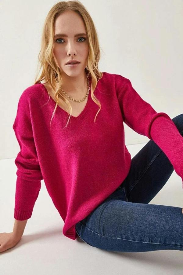 Hoxton Gal V-Neck Soft-Texture Knit Sweater