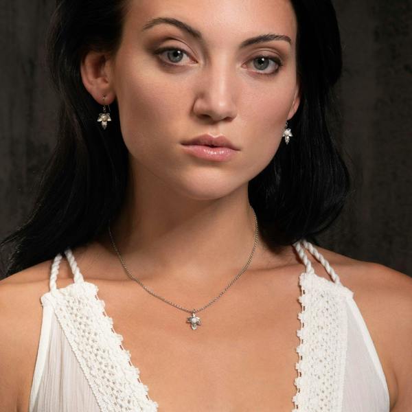 Dainty Leaf Pearl Pendant Necklace for Women - namana.london