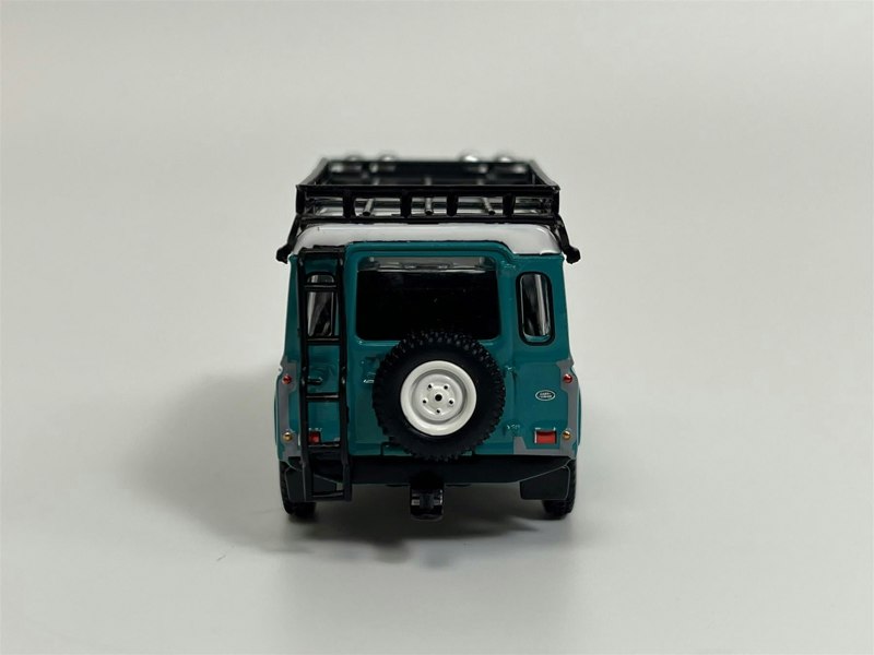 Mini GT Land Rover Defender 110 1985 County Station Wagon Green LHD 1:64 Mini GT MGT00590L