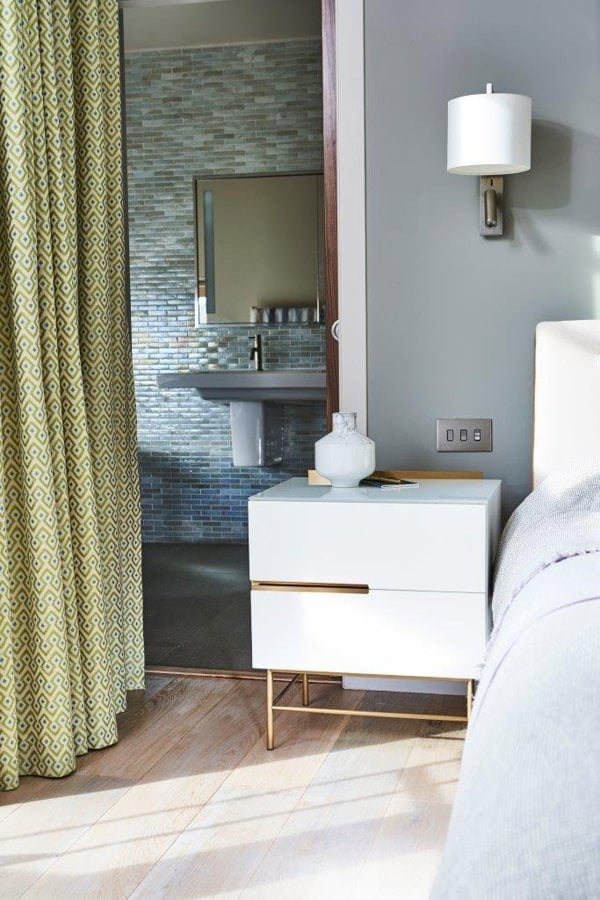 Alberto Narrow chest by bedside