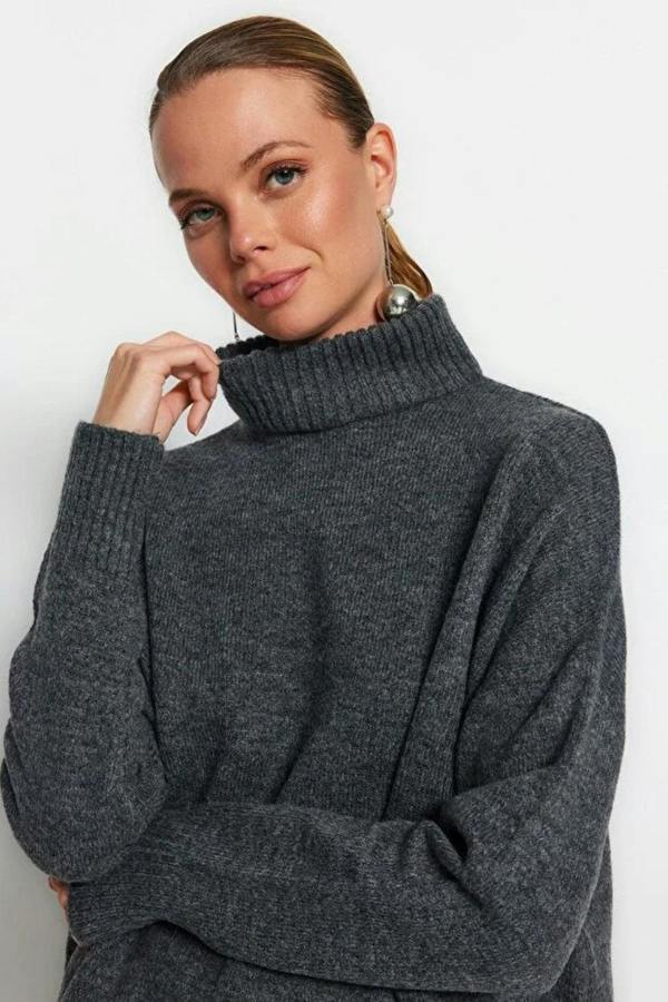 Hoxton Gal Relaxed Fit Soft-Texture Knit Sweater