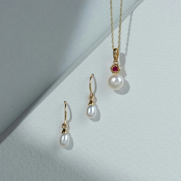 Gemondo Classic Freshwater Pearl Drop Earrings in 9ct Yellow Gold