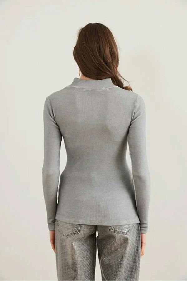 Hoxton Gal Zippered Turtleneck Stretch Blouse