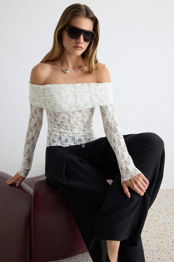 WOVCOR Fitted Carmen Neck Long Sleeve Lace Knit Blouse