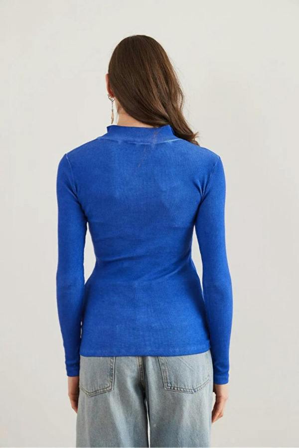 Hoxton Gal Zippered Turtleneck Stretch Blouse