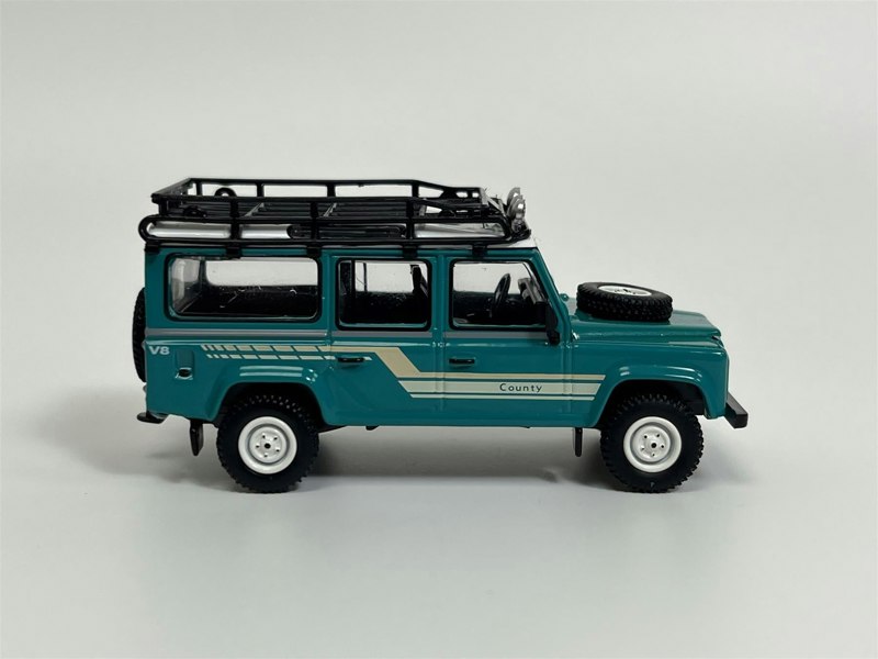 Mini GT Land Rover Defender 110 1985 County Station Wagon Green LHD 1:64 Mini GT MGT00590L