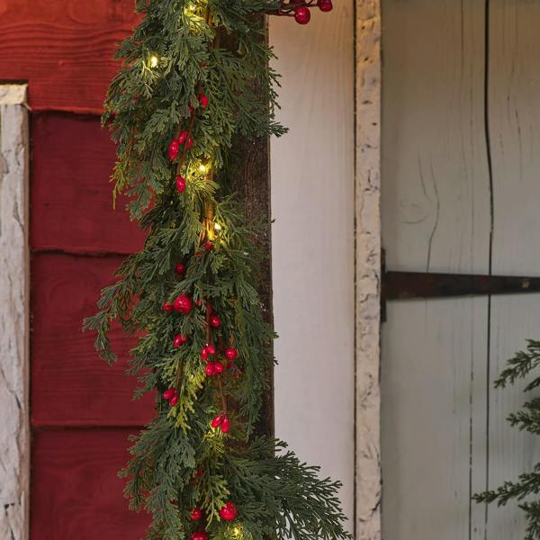 Pre-Lit Red Berry Christmas Garland - close-up detail