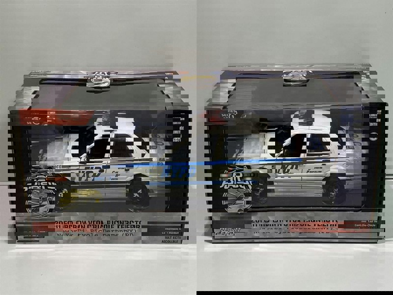 2011 ford crown victoria nypd police car 1:24 scale greenlight 85513