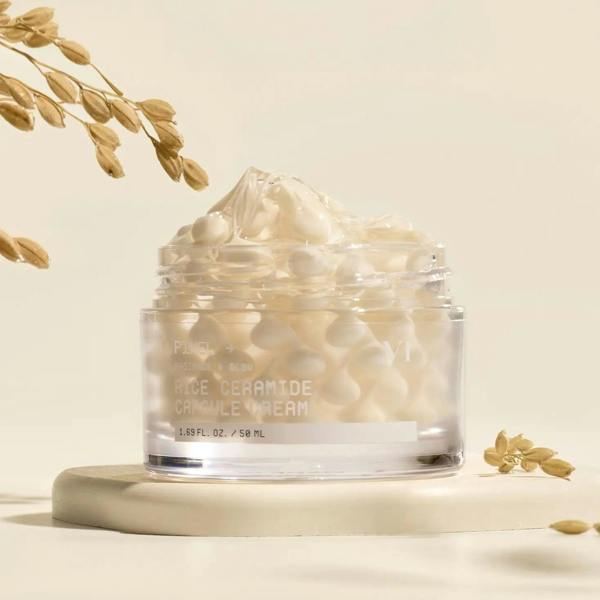 Unique capsule-in-gel matrix texture of VT Rice Ceramide Cream melting down and absorbing smoothly on a facial skin canvas at Atelier De Glow UK.