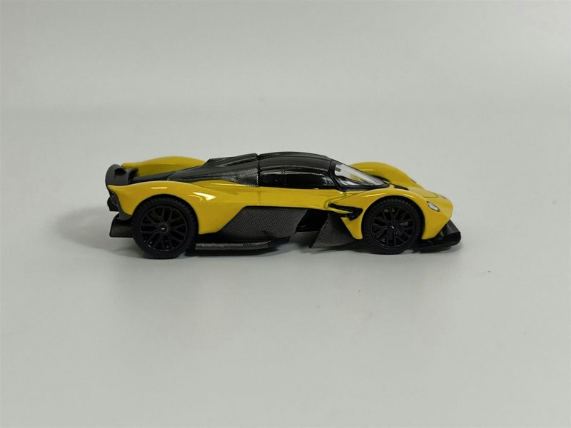 Mini GT Aston Martin Valkyrie Sunburst Yellow 1:64 Mini GT MGT00744L