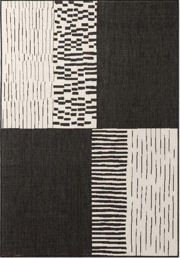 Rug with geometric pattern in black and white