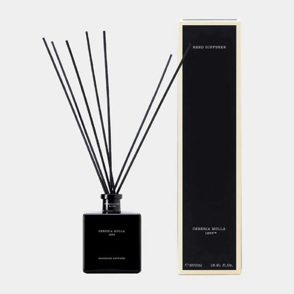 Elegant and soft floral aroma with notes of bergamot and sandalwood.