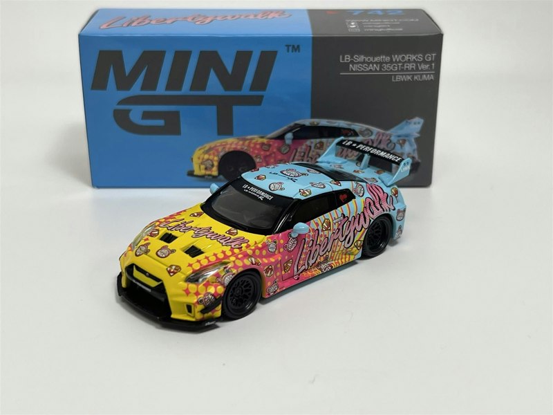 Mini GT LB Silhouette Works GT Nissan 35GT RR Ver.1 LHD 1:64 Mini GT MGT00742L