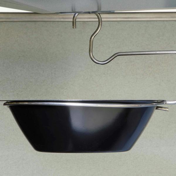 Dellonda DG16 Barbecues Action shot - drip - tray