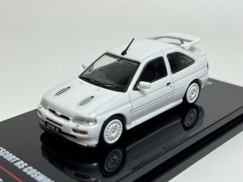 Inno 64 Ford Escort RS Cosworth White RHD With OZ Rally Racing Wheels 1:64 Inno IN64FERSWHIRHDOZ