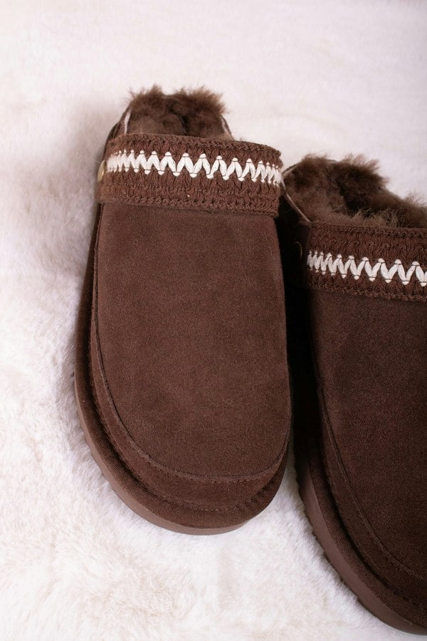 Pretty You London Women's Hallie Sheepskin Multiway Slippers in Chocolate