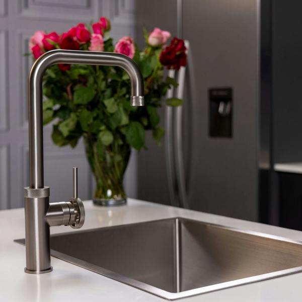 Flode Hjul  | Single Lever Industrial Style Kitchen Tap | Swan Neck Design | Brushed Steel