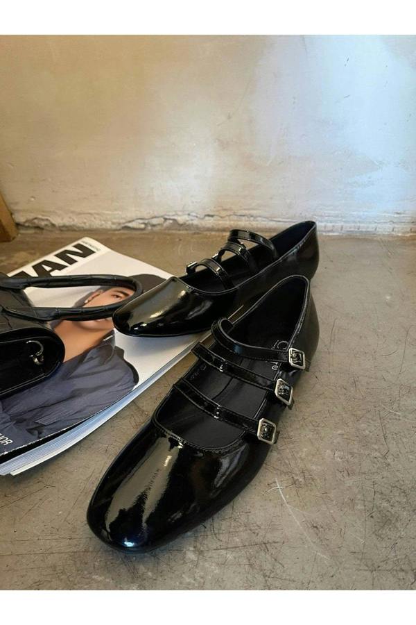 Gwen Strappy Buckle Detail Flat Shoes - Black