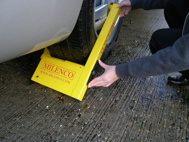 Milenco 2745 Compact Wheel Clamp 12" TO 16" Alloy & Steel Wheels