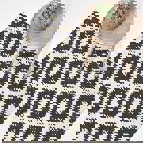 HOMESCAPES Zurich Handwoven Black and White Cotton Geometric Kilim Rug