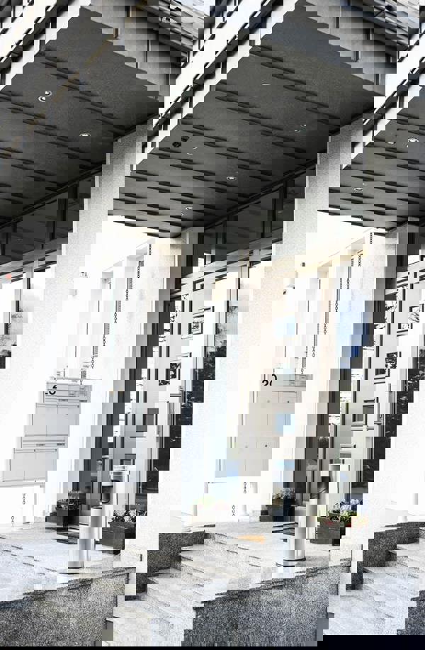 Durable Round Metal Waste Bin with Fire Extinguishing Ashtray | 17L | Silver