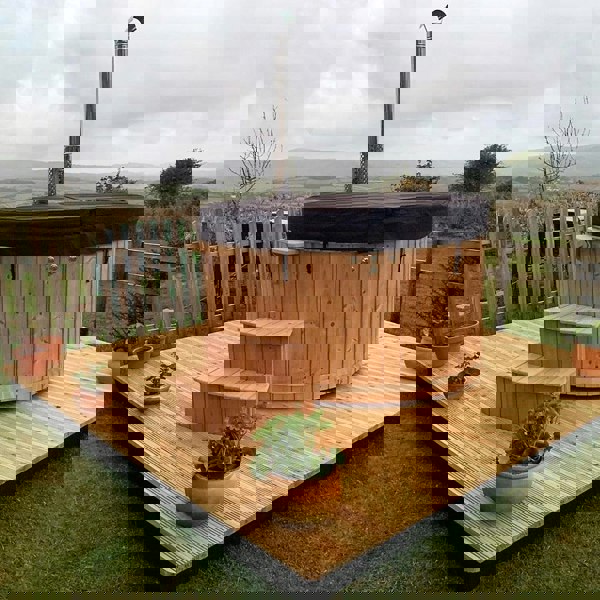 XL Wood Fired Hot Tub, Integrated Heater, Fibreglass Liner.