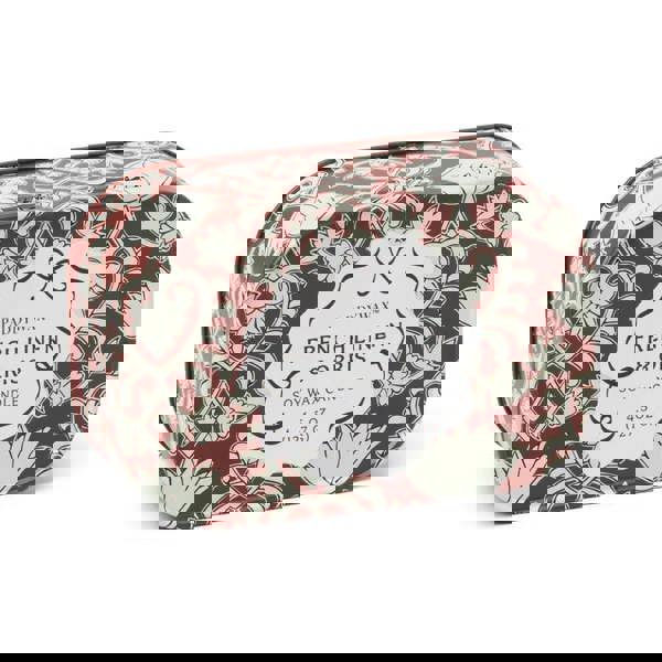 French Linen & orris :- Top Notes: Italian Bergamot, Eucalyptus Leaves, Ocean Air                                         Middle Notes: Blue Violet, French Lavender, Salted Fig, Cucumber                                         Bottom Notes: Venezuelan Tonka Bean Absolute, French Sage, Sea Soaked Woods