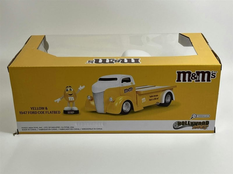 Jada M&Ms Yellow Figure and 1947 Ford Coe Flatbed 1:24 Scale Jada 253255066 33425