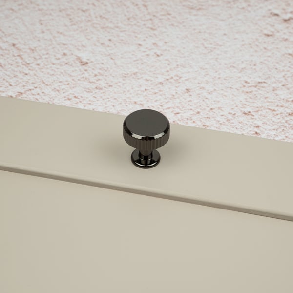 Handle & Home Black Nickel Reeded Cabinet T-Bar Handle and Coordinating Disc Knob